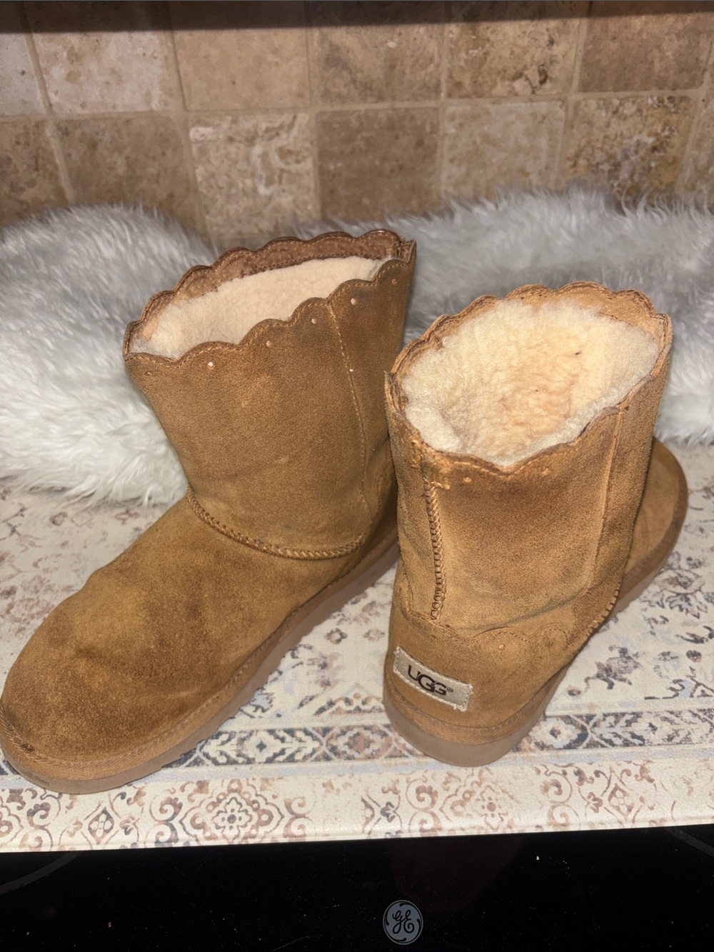 UGG Classic Suede Short ll Fame Scallop Boot Chestnut Women’s Size 6